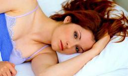 Lấy nhau 6 năm, chồng vẫn gọi tên tình cũ khi ngủ