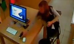 Thiếu nữ 'hồn nhiên' trộm iphone nhanh như chớp