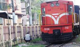 Lao vào tàu hỏa tự tử, người phụ nữ bị cán nát