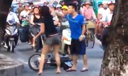 Nam thanh niên túm tóc, đánh bạn gái túi bụi giữa đường Hà Nội