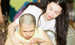 Trà Ngọc Hằng ra Hà Nội thăm thương binh và trẻ em nhiễm chất độc