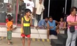 Cậu bé đường phố cover hit của Whitney Houston