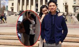 ‘Cô bé trà sữa’ thản nhiên ôm ấp bạn trai U40 nơi công cộng