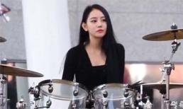 Cô gái đánh trống xinh như hot girl