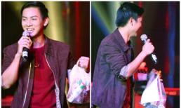 Hoài Lâm bất ngờ được fan tặng sữa khi đang biểu diễn