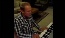 Chàng Tây hát Chiếc khăn gió ấm hay hơn cả Khánh Phương