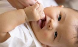 4 cách đơn giản giúp bé giảm đau khi mọc răng sữa mẹ nên biết