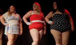 Thí sinh hoa hậu béo nước Anh tự tin trình diễn phần thi bikini