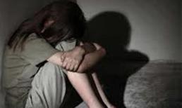 Xót xa bé gái 7 tuổi bị con trai bảo mẫu cưỡng bức