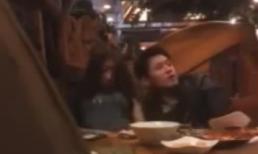 Sốc cảnh trai gái 'yêu' nhau trong quán ăn