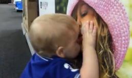 Nụ hôn đầu đời của bé trai