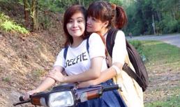 Bà Tưng khoe dáng nữ sinh làm 'xe ôm' cho mẹ