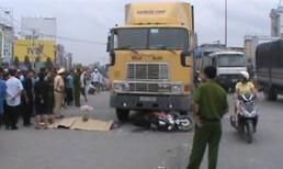 Hai ông cháu bị xe kéo container cuốn vào gầm