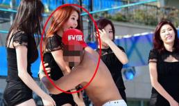 Ca sĩ Hàn hét toáng vì bị fan 'ngụp lặn' vào vòng một