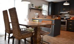 Cải tạo phòng bếp ấn tượng với gam màu cơ bản