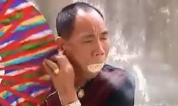Màn thủ thuật nhóm lửa bằng mùn cưa trong miệng của võ sư