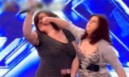 Hai chị em đấm vào mặt nhau khi thi hát