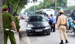 Hà Nội: Đang đi ô tô bị kéo xuống đâm chết