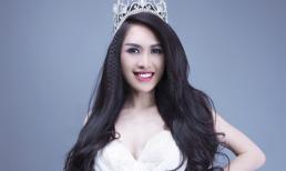 Quế Vân chụp hình cùng vương miện kỷ niệm 1 năm đăng quang Á hậu