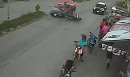 Kinh hoàng cảnh sang đường bất cẩn, 2 thiếu nữ bị ô tô hất văng