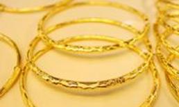 Vàng tăng nhẹ, ngược chiều giá USD