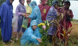 Vụ TMV Cát Tường: Gia đình đội mưa đi nhận mộ con 