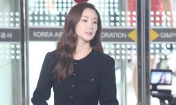 Mỹ nhân 'Nấc thang lên thiên đường' khoe dáng người mẫu ở sân bay