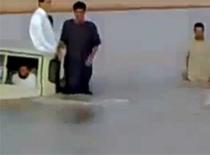 Ô tô lội nước như tàu ngầm