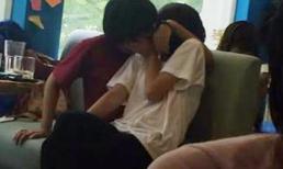 Xôn xao hình ảnh cặp đồng tính nữ 'thân mật' trong quán cà phê