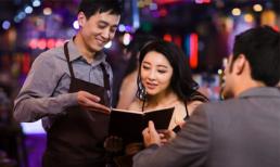 Thu nhập nghìn đô, chỉ dẫn người yêu đi ăn đồ khuyến mãi