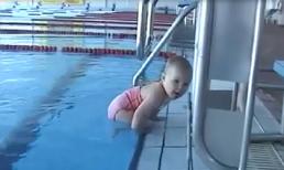 Sửng sốt em bé mới 21 tháng tuổi biết bơi cực siêu 