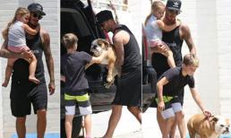 Bé Harper tóc dài dịu dàng ra phố cùng bố