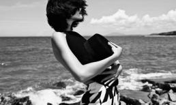 Kha Mỹ Vân khoe đường cong hút hồn trước biển