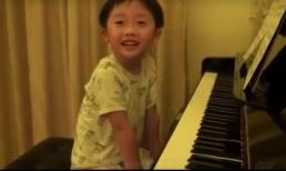 Bé trai 4 tuổi chơi đàn piano cực siêu