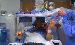 Nghệ sĩ vừa phẫu thuật não vừa chơi đàn