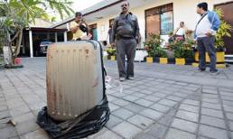 Indonesia: Con gái giết mẹ, nhét xác vào vali