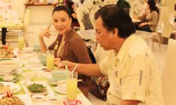 Bắt gặp Hồ Quỳnh Hương mặt mộc đi ăn chay cùng bố