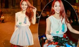 Khánh Thi diện váy ngắn vẫn hào hứng chạy xe máy 'độc' của fan