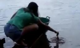 Choáng với thiếu nữ tay không câu cả đàn cá hổ trong chớp mắt