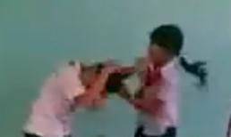Nữ sinh bị đánh hội đồng, lột nội y tàn nhẫn trong lớp học