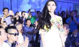 Fan chen chúc, tranh nhau dù chỉ chụp được lưng Phạm Băng Băng