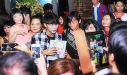 Sơn Tùng bị fan vây kín, “đòi” ôm hôn thần tượng