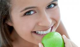 'Chữa' răng xỉn màu bằng các loại trái cây