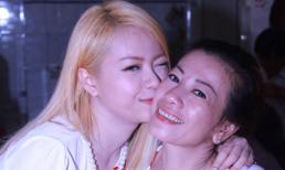 MiA lén hôn mẹ rồi bỏ chạy