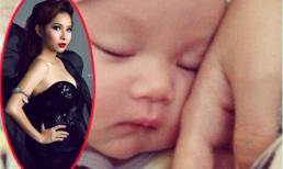 Duy Uyên khoe ảnh con gái ngủ cực yêu sau khi bú mẹ