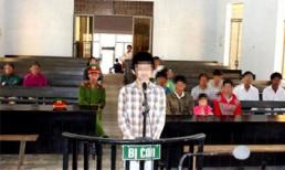 Bé 3 tuổi bị anh hàng xóm bế vào giường hiếp dâm