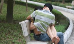 Chết điếng người khi thấy con gái vuốt ve bạn trai trước cổng nhà