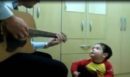 Bé dễ thương ôm guitar hát theo bố