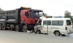 Xe cấp cứu đâm xe tải, bé 7 tháng tuổi chết thảm