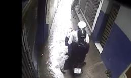 Hai tên trộm thản nhiên bẻ khóa vào nhà khoắng tài sản